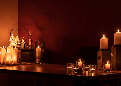 Kerzen auf dem Tisch im Trauzimmer im Standesamt in Kandel | Candle light wedding | by Andy Mock